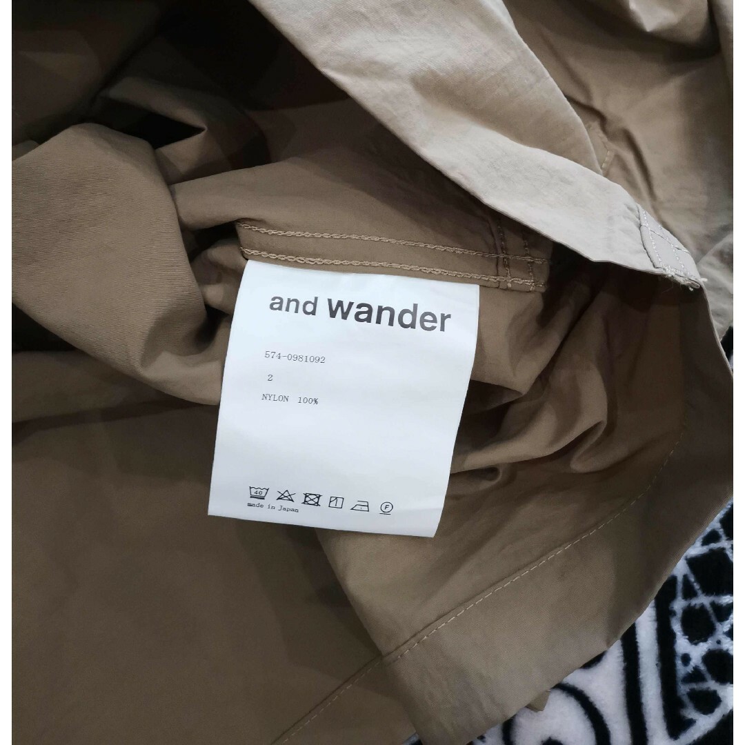 and wander(アンドワンダー)のand wander ナイロンタフタジャケット ベージュ M メンズのトップス(シャツ)の商品写真