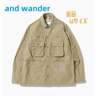 アンドワンダー(and wander)のand wander ナイロンタフタジャケット ベージュ M(シャツ)