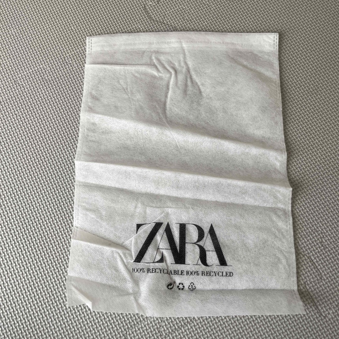 ZARA(ザラ)のZARA ショップ袋　不織布 レディースのバッグ(ショップ袋)の商品写真