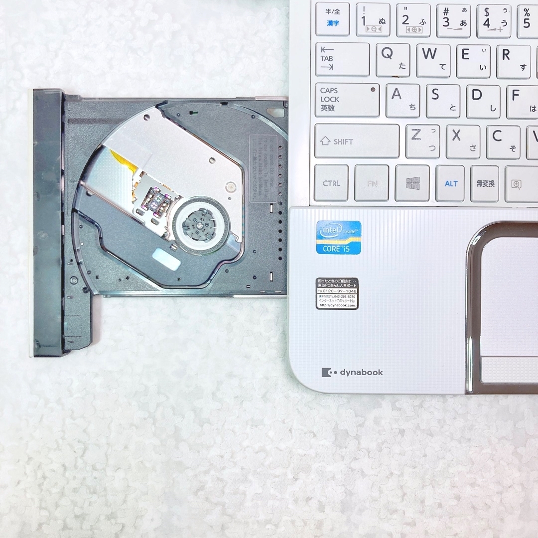 東芝 - i5✨メモリ8GB‼SSD256GB❣WEBカメラ✨ブルーレイ✨白ノート