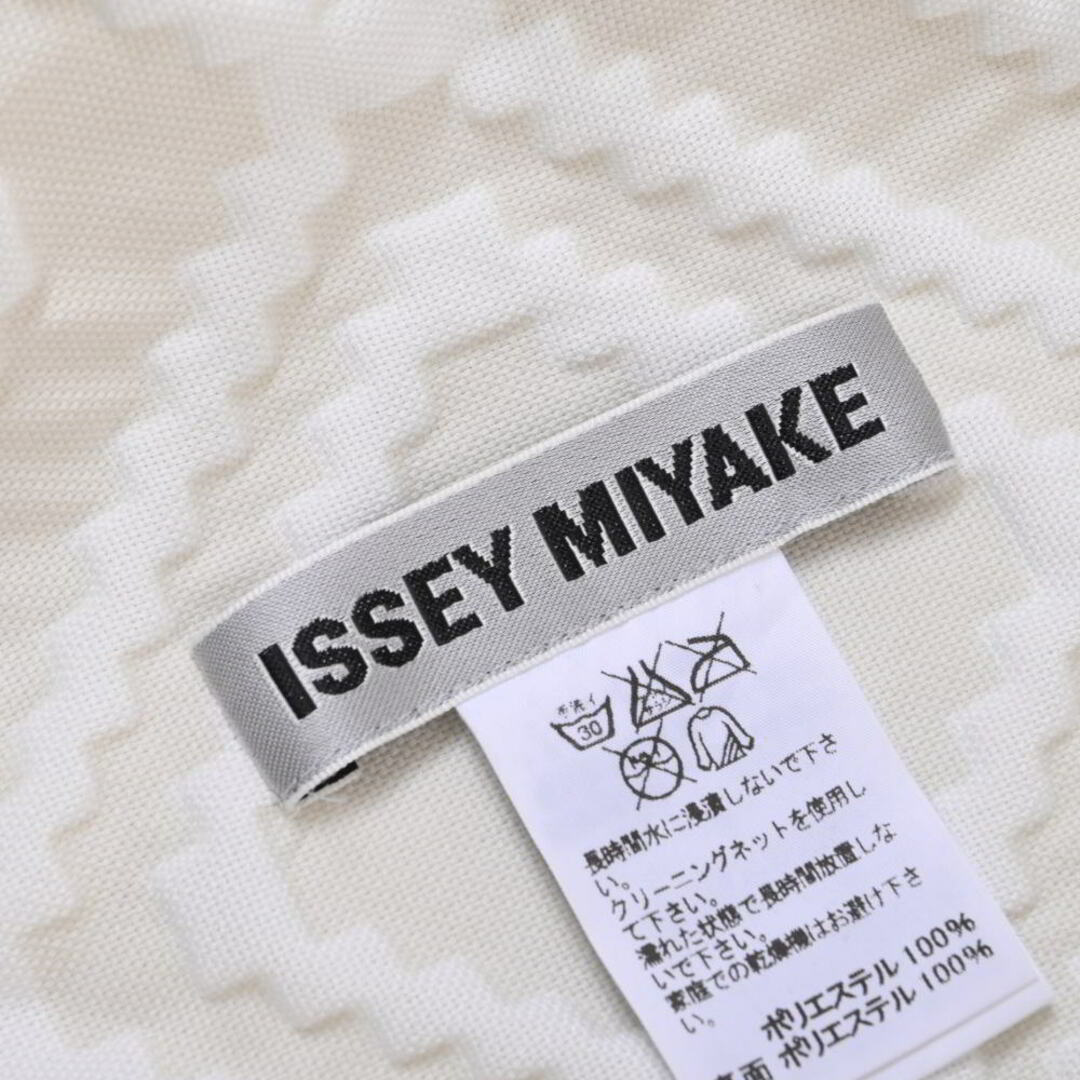 ISSEY MIYAKE(イッセイミヤケ)のISSEY MIYAKE ジャガード ポリ セットアップ レディースのジャケット/アウター(その他)の商品写真