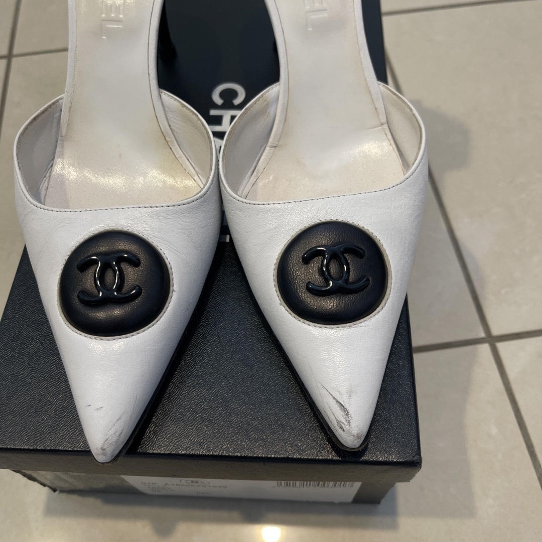 CHANEL(シャネル)のシャネル　パンプス白 レディースの靴/シューズ(ハイヒール/パンプス)の商品写真