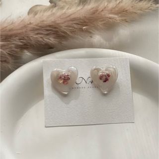 ハートピアス　ドライフラワー入り　ゴールド(ピアス)