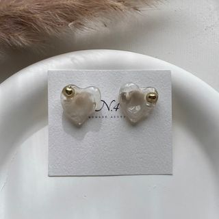 ハートピアス　ベージュ　ゴールド(ピアス)