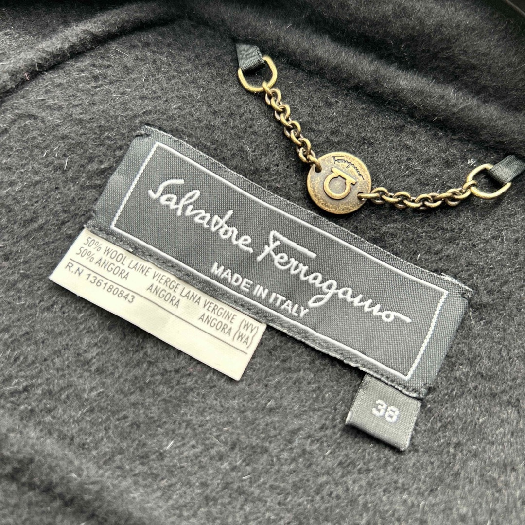 Salvatore Ferragamo(サルヴァトーレフェラガモ)の美品　サルバトーレフェラガモ   カジゴラ　アンゴラ　コート　ケープ　ポンチョ レディースのジャケット/アウター(ポンチョ)の商品写真