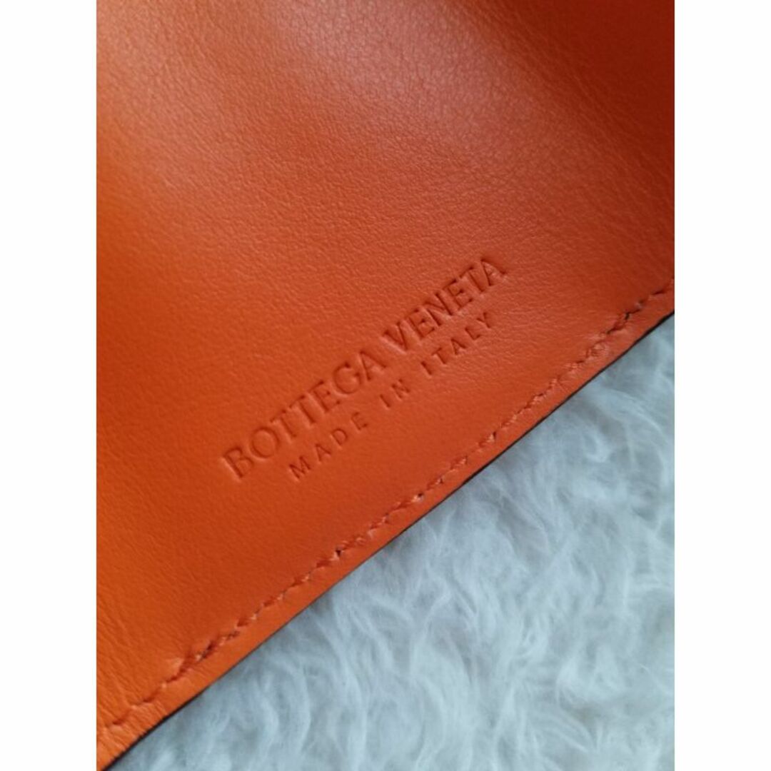 Bottega Veneta(ボッテガヴェネタ)のボッテガヴェネタ タイニー ウォレット 3つ折り財布 ブラック/パパイヤ メンズのファッション小物(折り財布)の商品写真