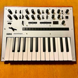 コルグ(KORG)のKORG monologue シルバー アダプタ付き 美品(キーボード/シンセサイザー)