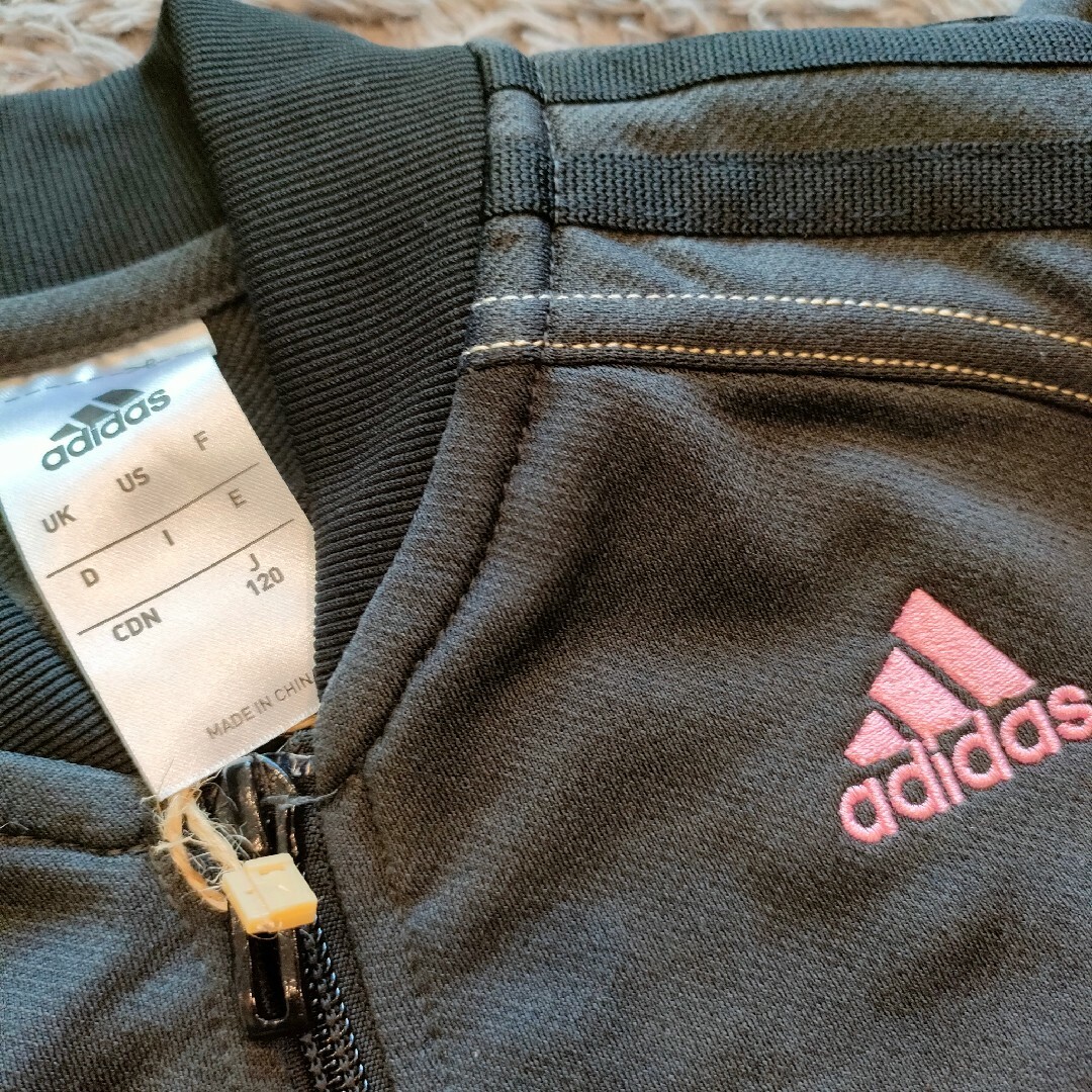 adidas(アディダス)の【adidas】上下　ジャージ　女の子 キッズ/ベビー/マタニティのキッズ服女の子用(90cm~)(その他)の商品写真