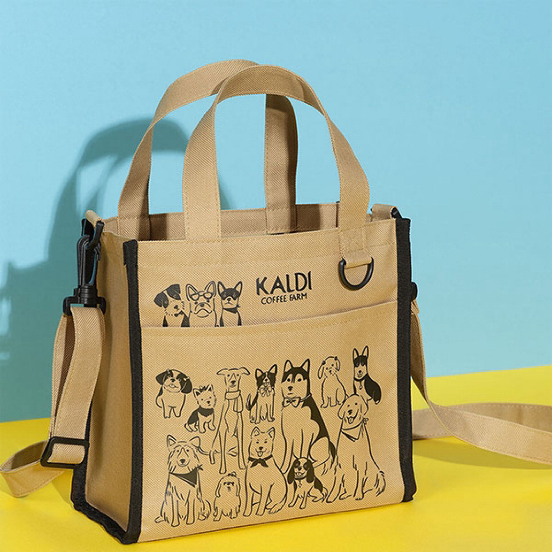 KALDI(カルディ)のお値下げ中【新品未開封】KALDI カルディ　いぬの日おさんぽバッグ　2023 レディースのバッグ(トートバッグ)の商品写真