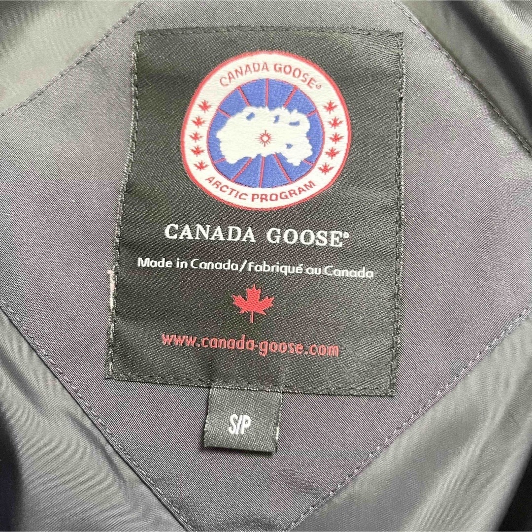 CANADA GOOSE(カナダグース)のCANADA GOOSE カナダグース　ダウン　2301jl ネイビー　Sサイズ レディースのジャケット/アウター(ダウンジャケット)の商品写真