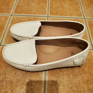 アグ モカシン（ホワイト/白色系）の通販 100点以上 | UGGを買うならラクマ