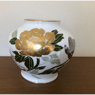 オオクラトウエン(大倉陶園)の花瓶　(金蝕牡丹)(花瓶)