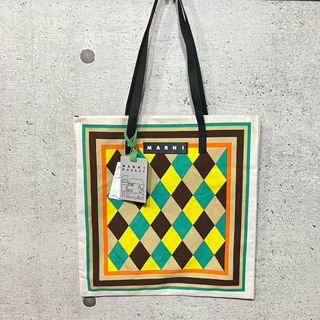 【ケイトスペードNY】美しいリリーフラワー全面プリント＆チャーム付トートBAG