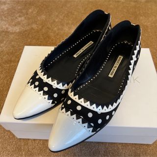 マノロブラニク(MANOLO BLAHNIK)のマノロブラニク　38Hサイズ　ドッド柄　パンプス(バレエシューズ)