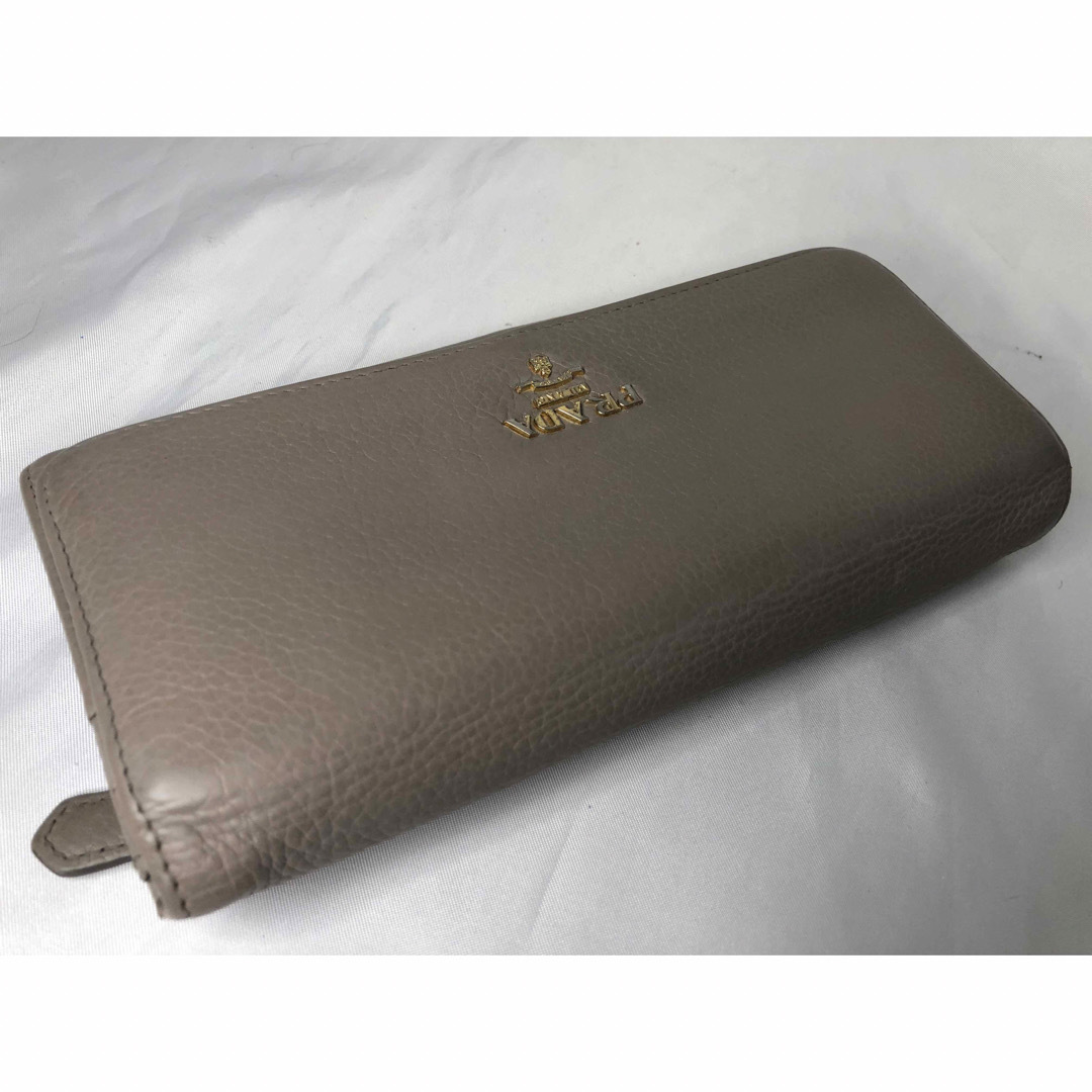 PRADA(プラダ)のポール様専用　超美品　PRADA パスケース付き　ダブルホック　グレージュ レディースのファッション小物(財布)の商品写真