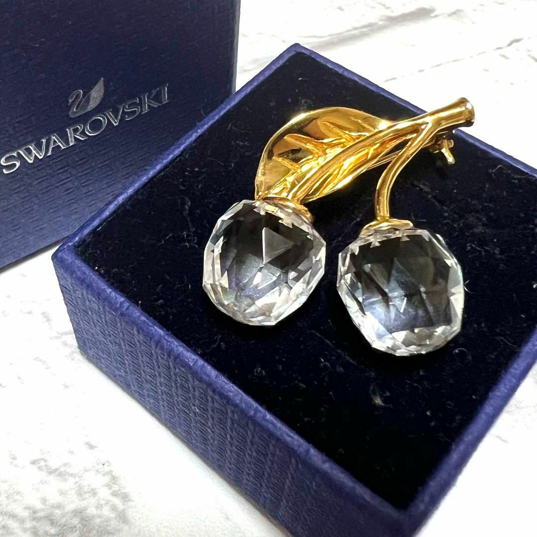 SWAROVSKI(スワロフスキー)のSWAROVSKI   クリスタル チェリー さくらんぼ ピンブローチ レディースのアクセサリー(ブローチ/コサージュ)の商品写真