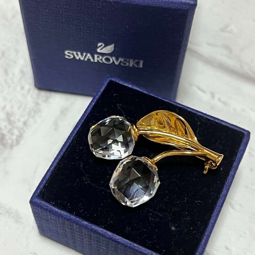 SWAROVSKI(スワロフスキー)のSWAROVSKI   クリスタル チェリー さくらんぼ ピンブローチ レディースのアクセサリー(ブローチ/コサージュ)の商品写真