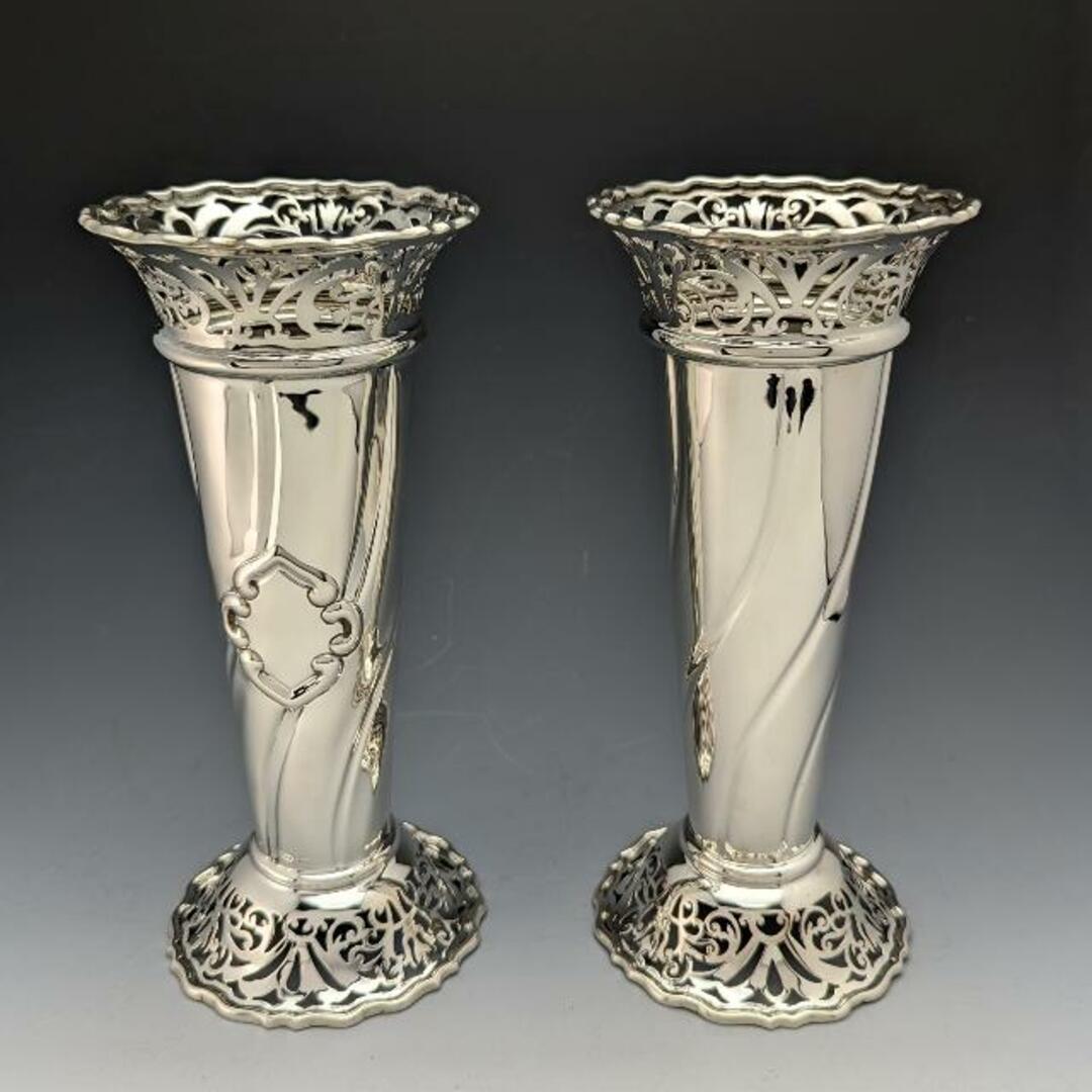 目立った傷や汚れのない美品機能1899年 英国アンティーク 純銀製 花瓶ペア ピアス装飾 計445g Manoah Rhodes