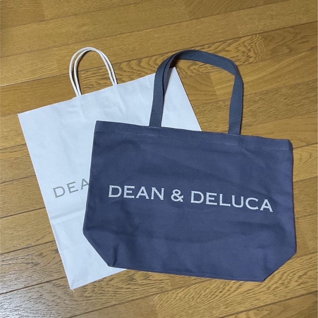 DEAN & DELUCA(ディーンアンドデルーカ)のDEAN&DELUCA チャリティートートバッグ ブルーグレー  Lサイズ  メンズのバッグ(トートバッグ)の商品写真