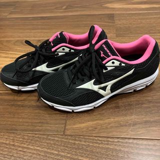 ミズノ(MIZUNO)のMIZUNO スニーカー22.5 ブラック×ピンク×ホワイト系 ミズノ シューズ(スニーカー)