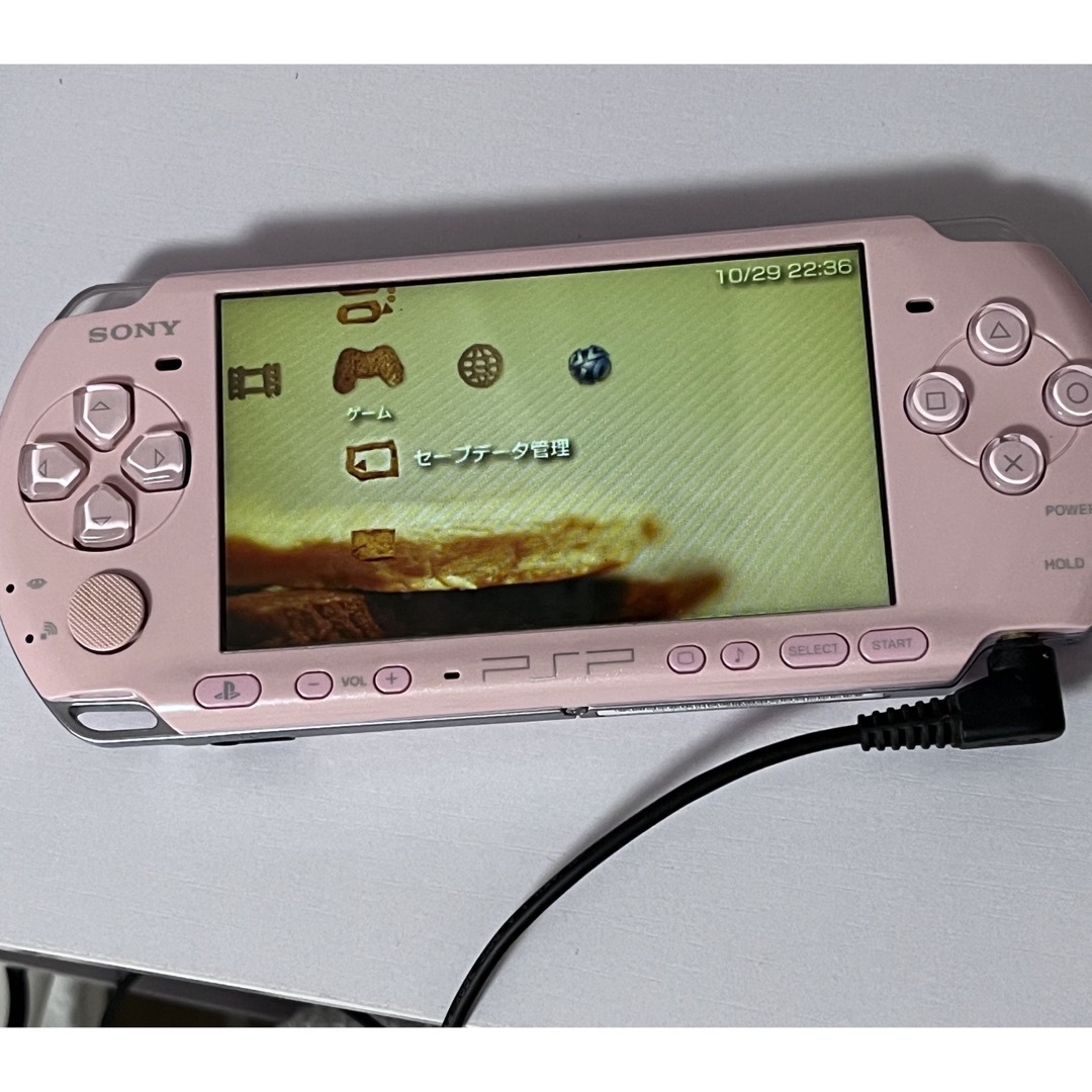 PlayStation Portable(プレイステーションポータブル)のPSP 本体　ブロッサムピンク（電池劣化） エンタメ/ホビーのゲームソフト/ゲーム機本体(携帯用ゲーム機本体)の商品写真