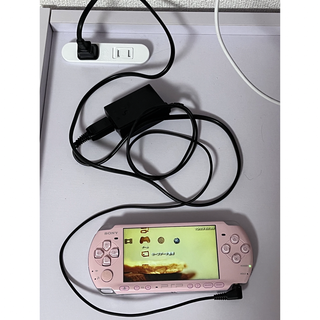 PlayStation Portable(プレイステーションポータブル)のPSP 本体　ブロッサムピンク（電池劣化） エンタメ/ホビーのゲームソフト/ゲーム機本体(携帯用ゲーム機本体)の商品写真