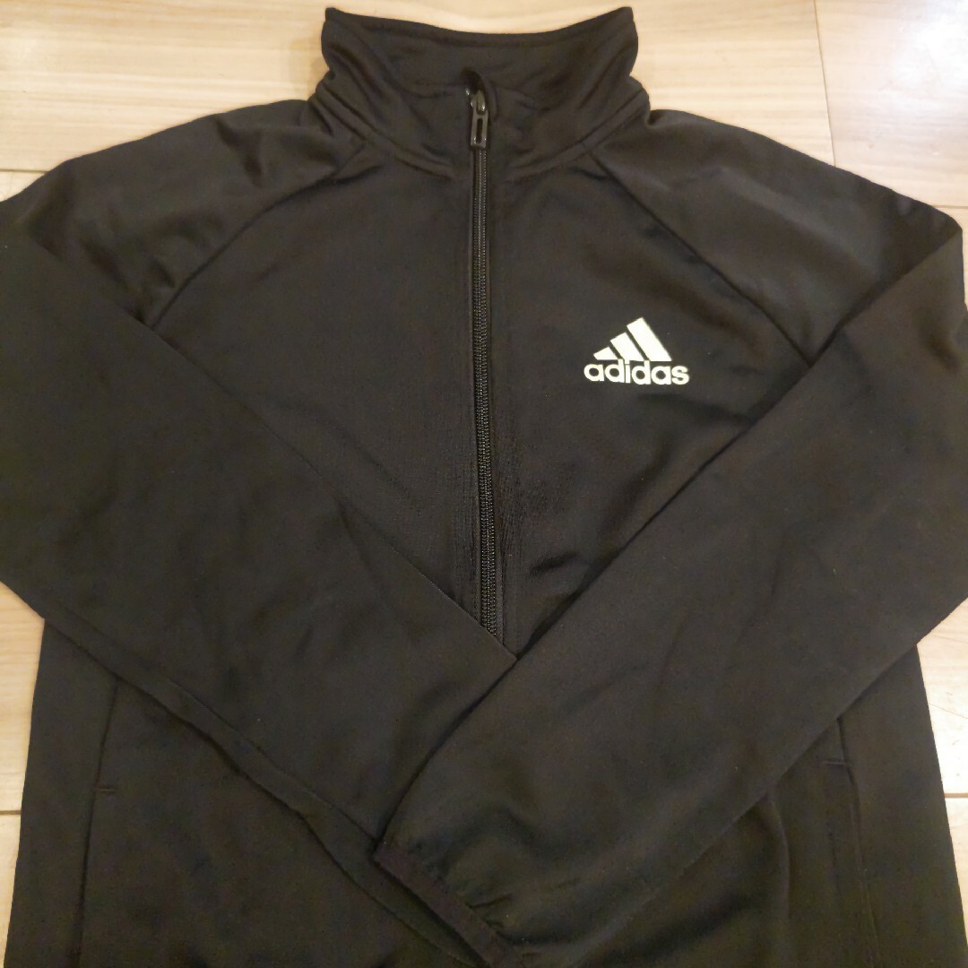 adidas(アディダス)の期間限定お値下げ！adidasジャージ上下セット・ブラック キッズ/ベビー/マタニティのキッズ服男の子用(90cm~)(その他)の商品写真