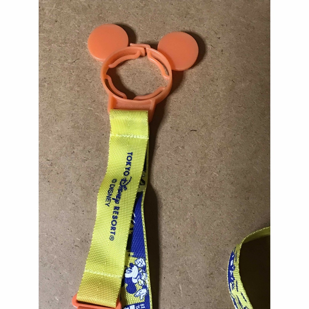 Disney(ディズニー)のミッキーマウスの首掛けペットボトルフォルダー エンタメ/ホビーのおもちゃ/ぬいぐるみ(キャラクターグッズ)の商品写真