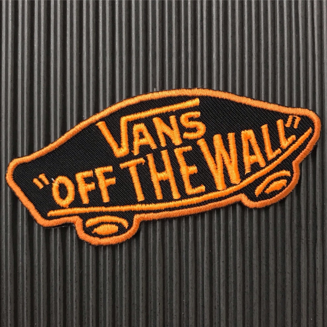 VANS(ヴァンズ)のVANS OFF THE WALL ロゴアイロンワッペン 黒×蛍光オレンジ S スポーツ/アウトドアのアウトドア(その他)の商品写真