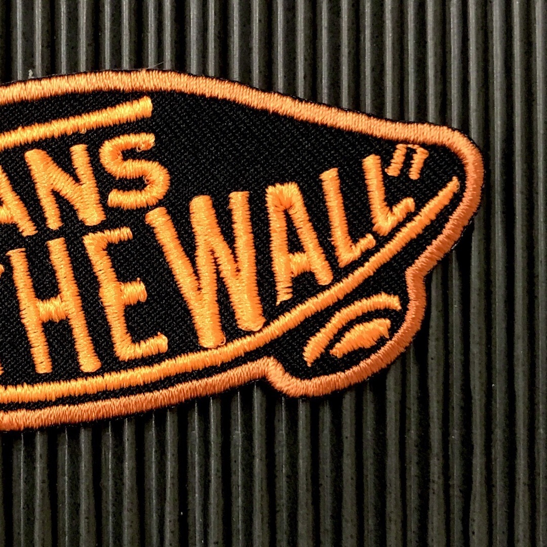 VANS(ヴァンズ)のVANS OFF THE WALL ロゴアイロンワッペン 黒×蛍光オレンジ S スポーツ/アウトドアのアウトドア(その他)の商品写真