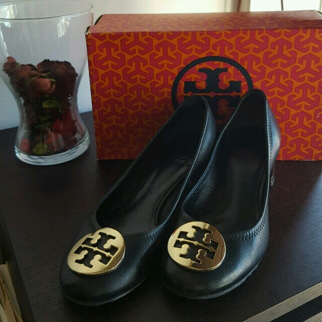 Tory Burch★ブラック×ゴールドパンプス