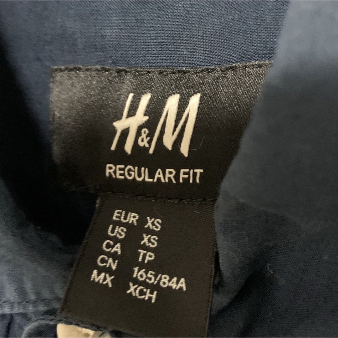 H&M(エイチアンドエム)の紺シャツ メンズのトップス(シャツ)の商品写真