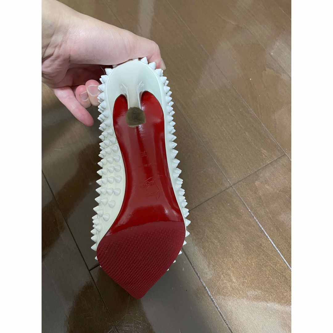 Christian Louboutin(クリスチャンルブタン)のルブタン　白　ヒール レディースの靴/シューズ(ハイヒール/パンプス)の商品写真