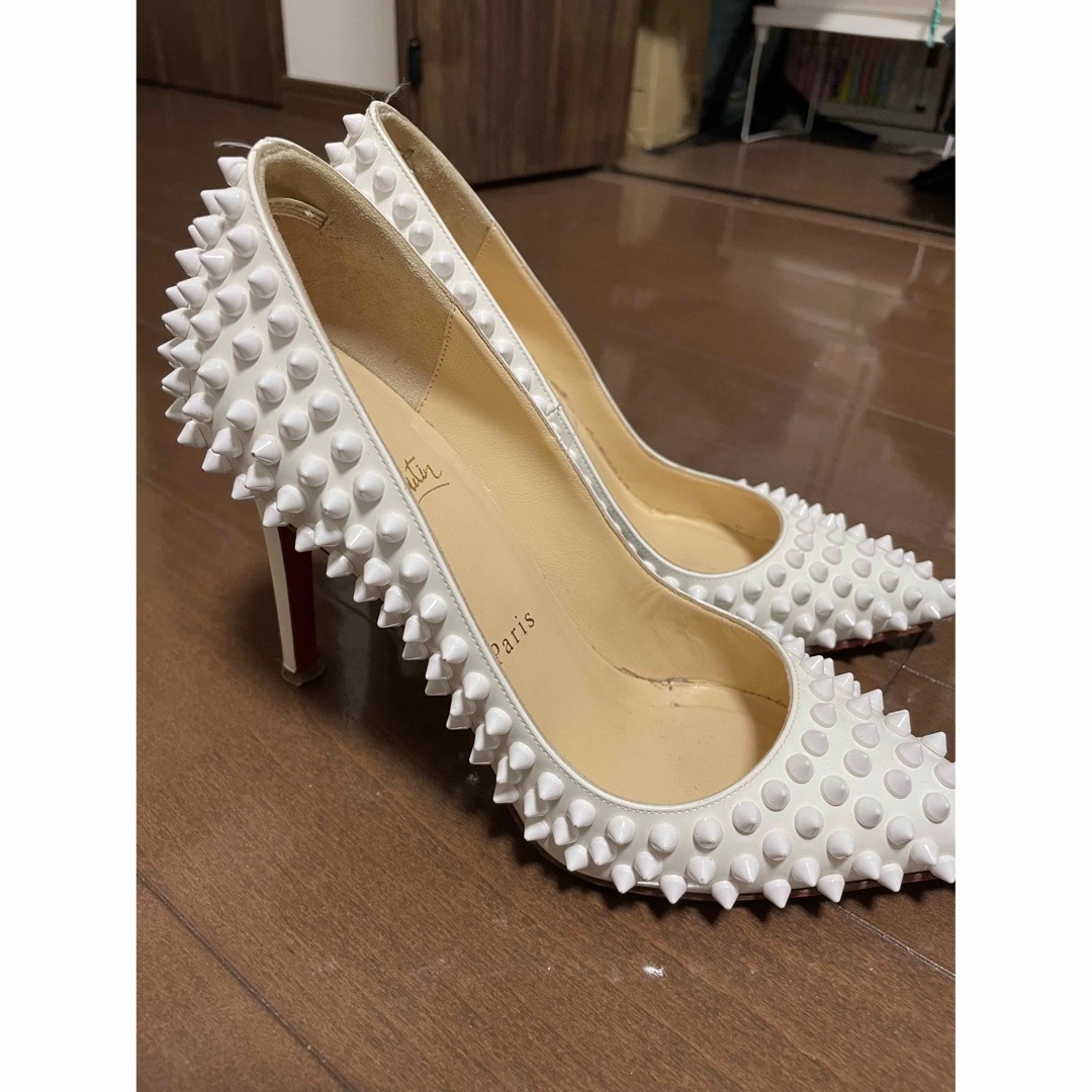 Christian Louboutin(クリスチャンルブタン)のルブタン　白　ヒール レディースの靴/シューズ(ハイヒール/パンプス)の商品写真