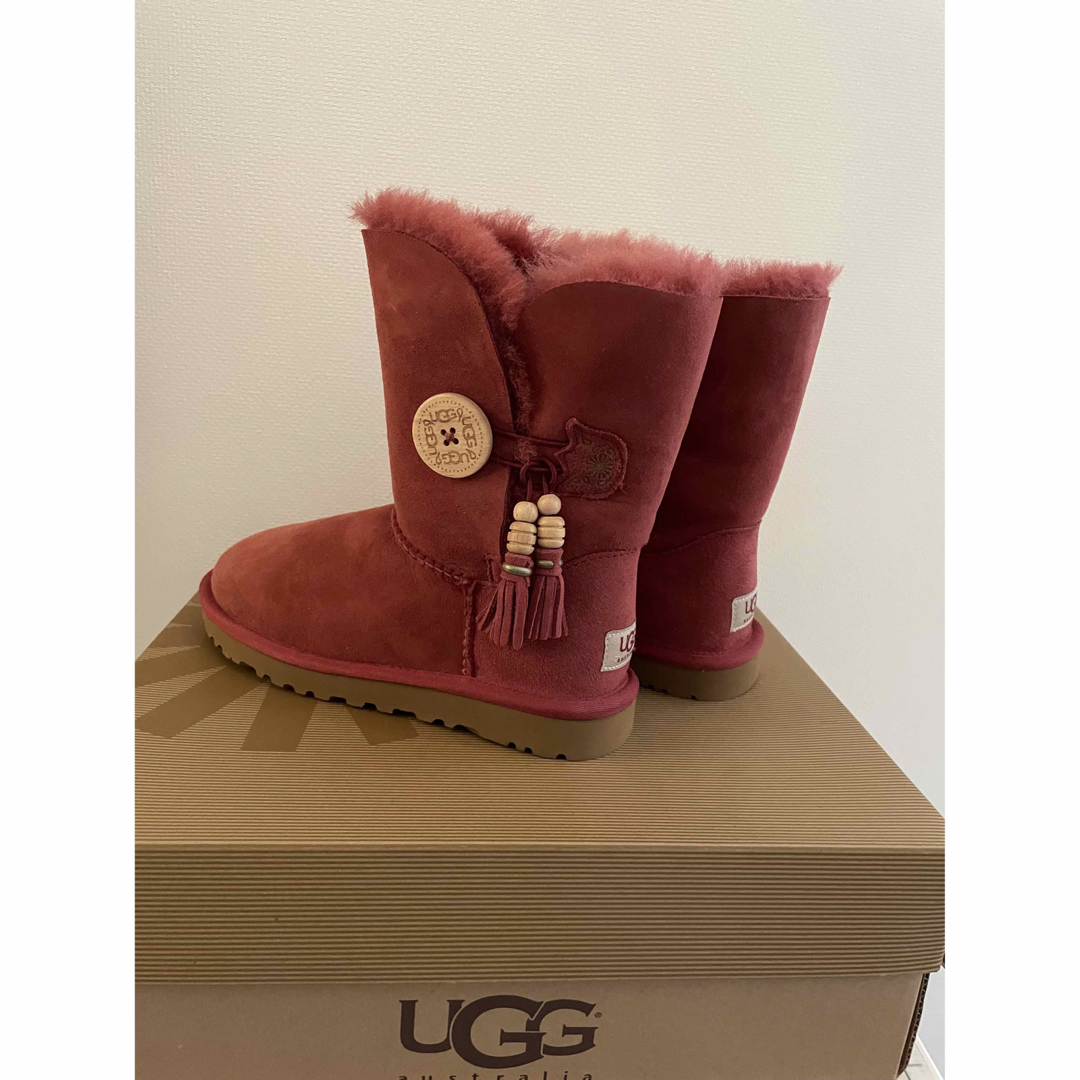 UGG(アグ)の【新品】UGG  BAILEY CHARMS ムートンブーツ　22.0cm レディースの靴/シューズ(ブーツ)の商品写真