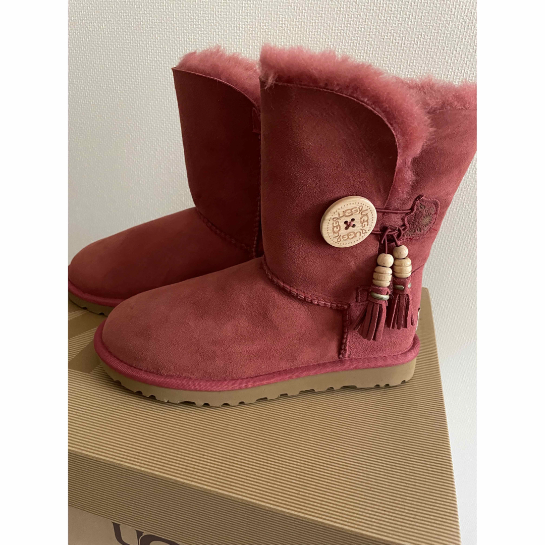 UGG(アグ)の【新品】UGG  BAILEY CHARMS ムートンブーツ　22.0cm レディースの靴/シューズ(ブーツ)の商品写真