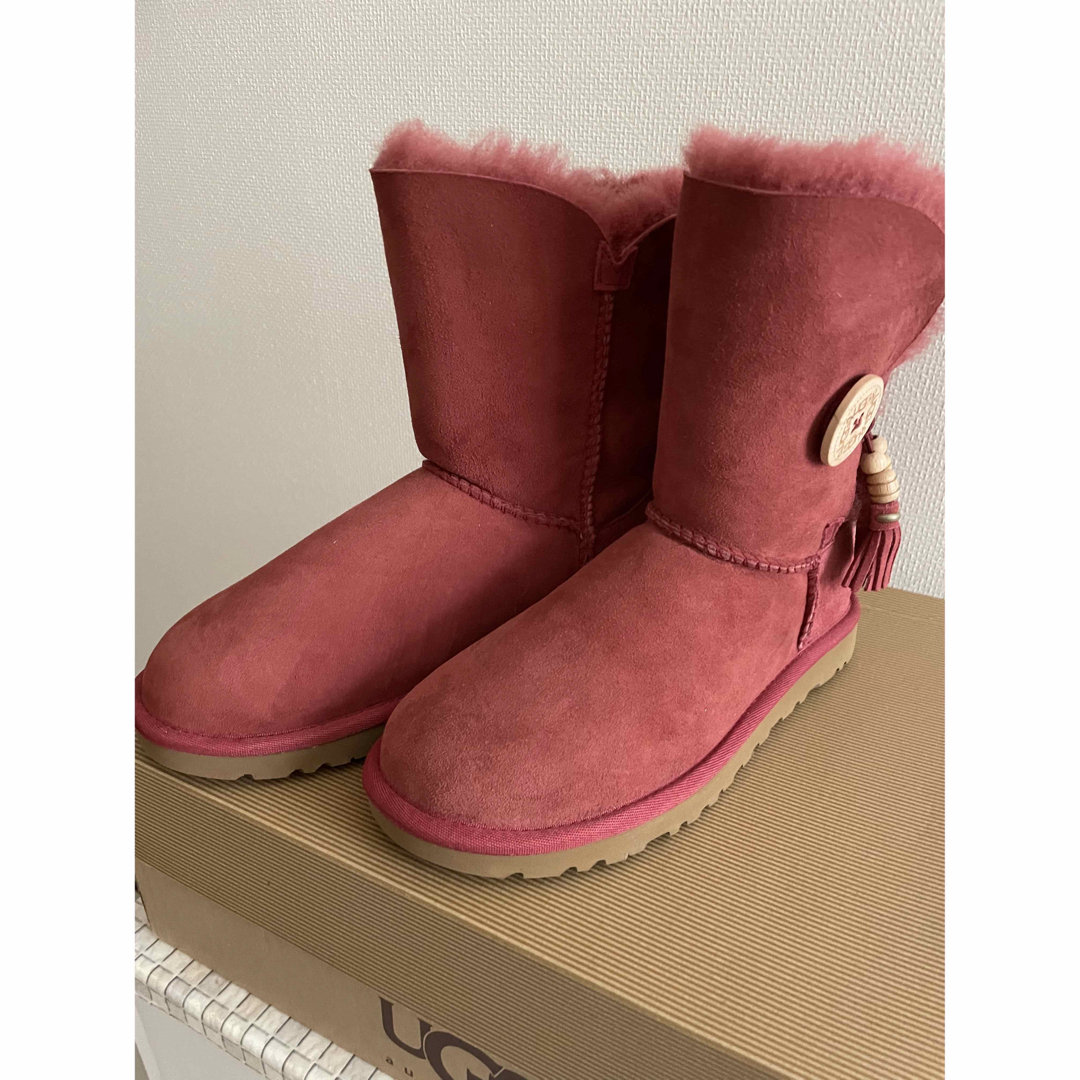 UGG(アグ)の【新品】UGG  BAILEY CHARMS ムートンブーツ　22.0cm レディースの靴/シューズ(ブーツ)の商品写真