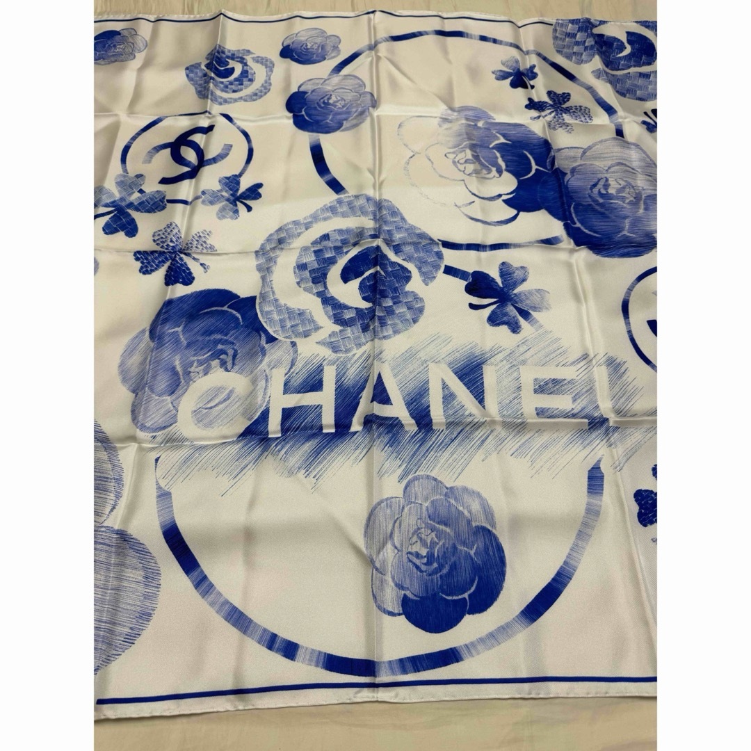 CHANEL(シャネル)の★新品★正規品★CHANEL★スカーフ花柄★ライトブルー＆ホワイト★ レディースのファッション小物(バンダナ/スカーフ)の商品写真