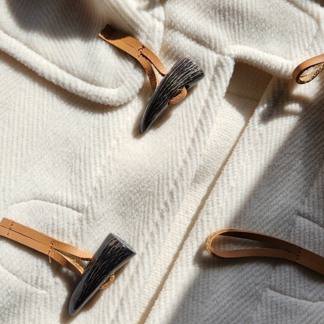 UNTITLED(アンタイトル)の白　オフホワイト　ダッフルコート　美品　UNTITLED２　Mサイズ レディースのジャケット/アウター(ダッフルコート)の商品写真