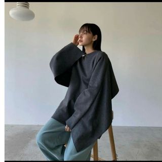 クラネ(CLANE)の美品CLANE CARD BOARD BACKFRILL TOPS グレー(トレーナー/スウェット)