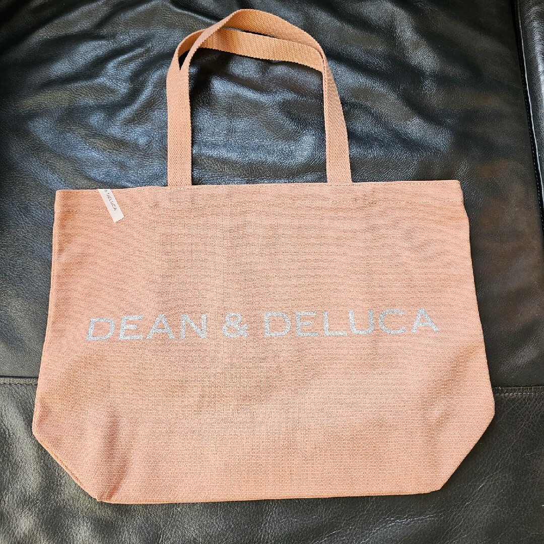 DEAN & DELUCA(ディーンアンドデルーカ)のホリデーシーズン限定 DEAN & DELUCA トートバッグ コーラル L レディースのバッグ(トートバッグ)の商品写真