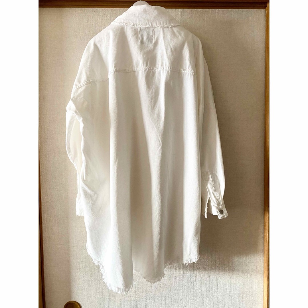 ZARA(ザラ)のZARA ビックデニムシャツ　アウター　ホワイト レディースのトップス(シャツ/ブラウス(長袖/七分))の商品写真