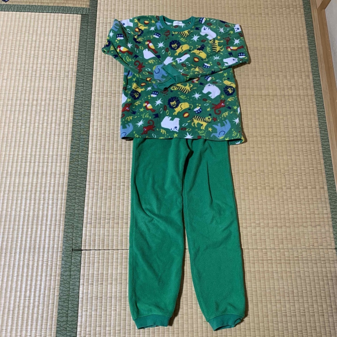 ampersand(アンパサンド)のフリースパジャマ　140cm  男の子　動物　緑　グリーン　ampersand キッズ/ベビー/マタニティのキッズ服男の子用(90cm~)(パジャマ)の商品写真