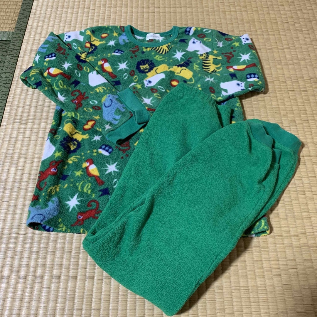 ampersand(アンパサンド)のフリースパジャマ　140cm  男の子　動物　緑　グリーン　ampersand キッズ/ベビー/マタニティのキッズ服男の子用(90cm~)(パジャマ)の商品写真