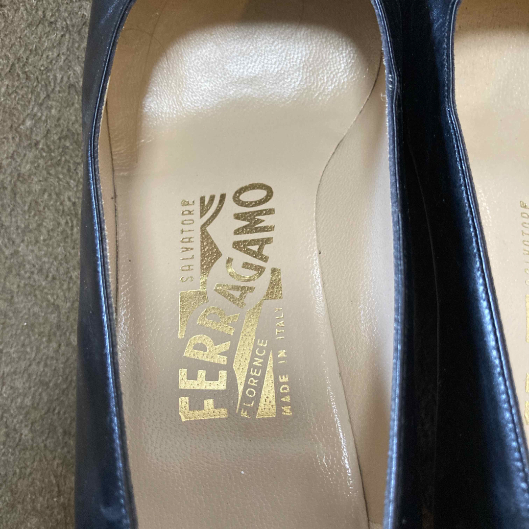Salvatore Ferragamo(サルヴァトーレフェラガモ)の【Nomido様専用】美品フェラガモ/ブラック/6c/フォーマルにピッタリ レディースの靴/シューズ(ハイヒール/パンプス)の商品写真