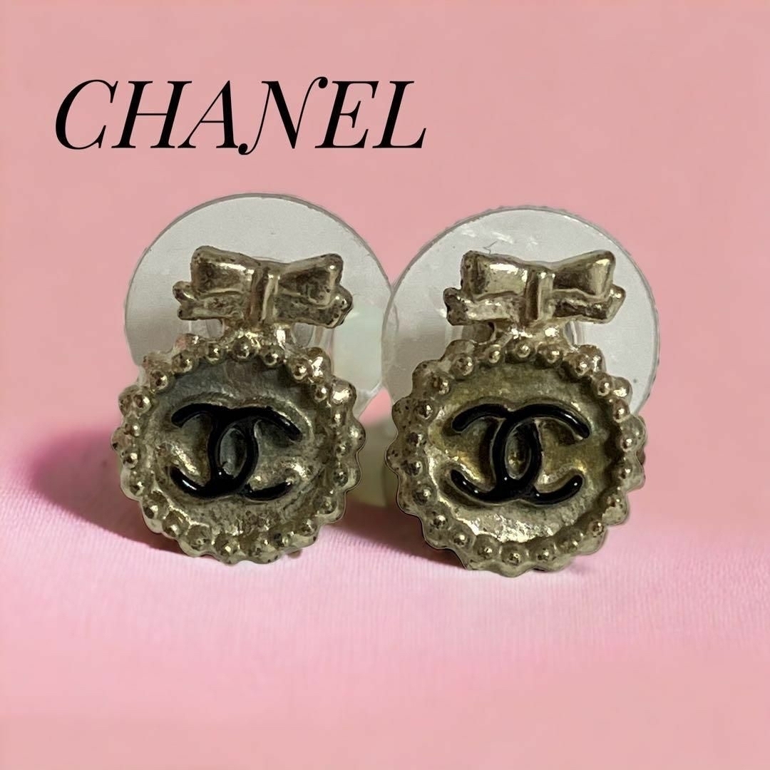 CHANEL(シャネル)のCHANEL ピアス　リボン　ココマーク　刻印　ゴールド レディースのアクセサリー(ピアス)の商品写真