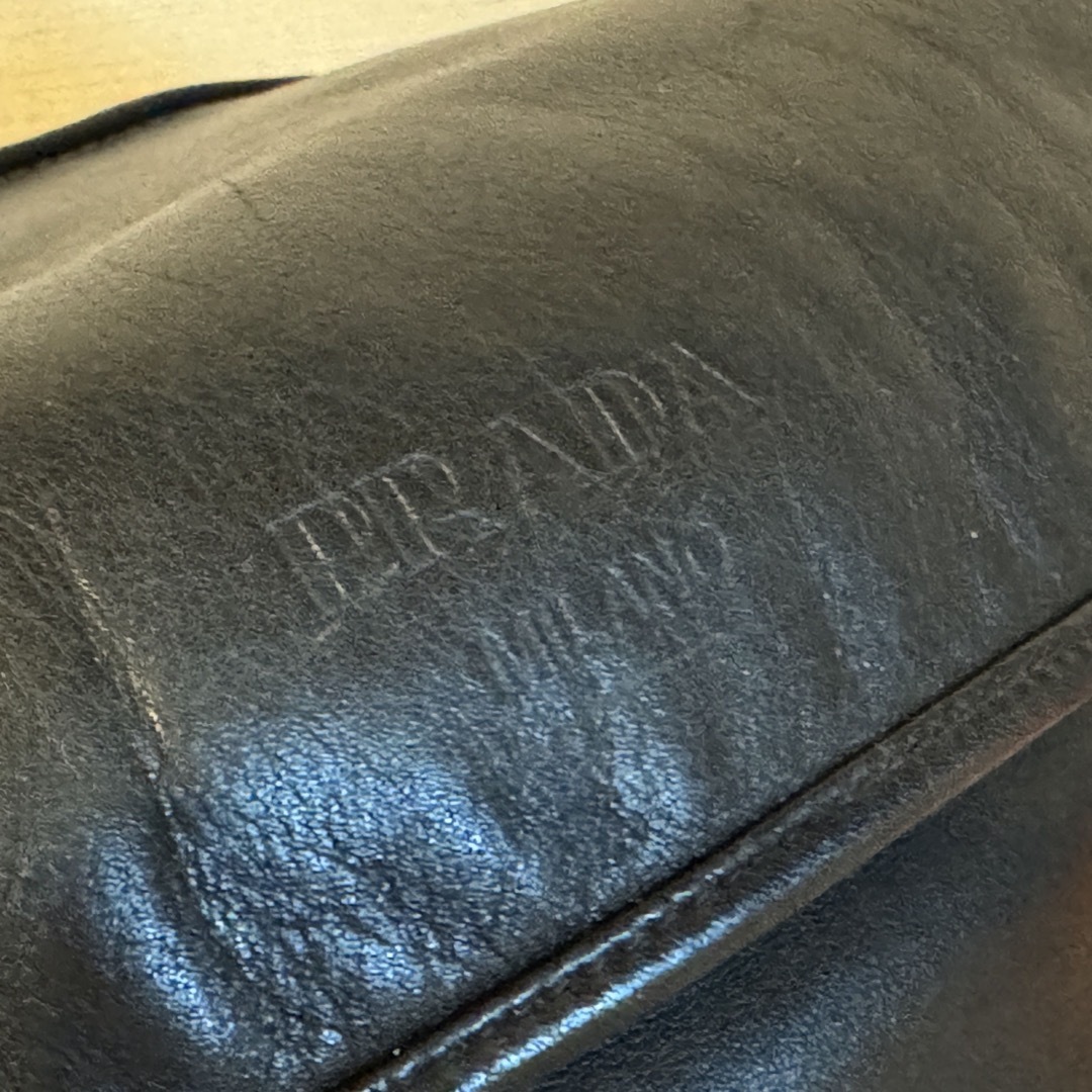 PRADA ロゴ型押し カーフ レザー ショルダーバッグ