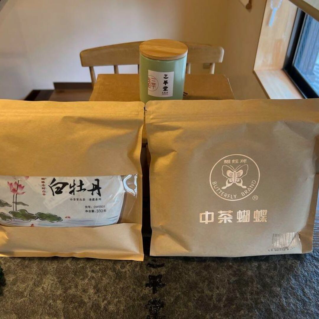 中茶牌　有名ブランド中国茶　台湾茶　白茶　白牡丹　餅茶３３０ｇ　プレゼント付き 食品/飲料/酒の飲料(茶)の商品写真