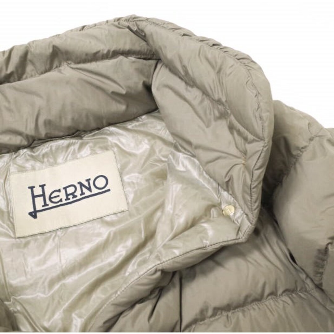 HERNO(ヘルノ)のHERNO ヘルノ 定番 ボトルネック 3/4スリーブ ダウンジャケット PI0094D-12132-2600 42 Taupe POLAR-TECH ケープ ボレロ アウター【中古】【HERNO】 レディースのジャケット/アウター(ダウンジャケット)の商品写真