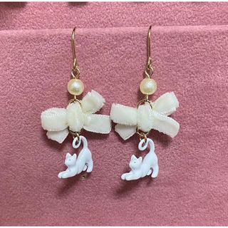 アクシーズファム(axes femme)の猫 リボン ピアス(白)(ピアス)